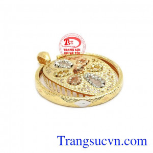 Sự kết hợp vàng hồng, vàng trắng, vàng màu mang đến cảm giác trẻ trung cho sản phẩm