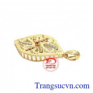 Sản phẩm chế tác từ vàng 18k cùng sự kết hợp của vàng trắng, vàng hồng, vàng màu