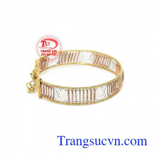 Sự kết hợp giữa vàng màu, vàng trắng và vàng hồng tạo nên một chiếc vòng tây rất đặc sắc