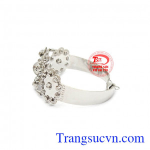 Những hạt vàng được sắp xếp thành cánh hoa nổi bật giúp người đeo trở nên thu hút hơn