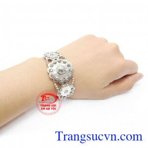 Vòng tay vàng tây sang trọng, dễ dàng kết hợp cùng nhiều trang sức khác