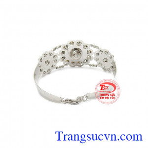 Sản phẩm chế tác từ vàng 18k vàng trắng bền đẹp, sang trọng