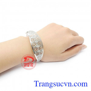 Trang sức vàng trắng cao cấp sang trọng giúp người đeo càng thêm quý phái và quyến rũ