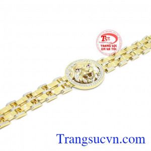 Với thiết kế kiểu đồng hồ, mặt dây tròn hình sư tử dũng mãnh thể hiện sự mạnh mẽ, quyết đoán của người đàn ông