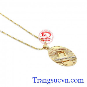 Sản phẩm là sự kết hợp của mặt dây và dây chuyền.