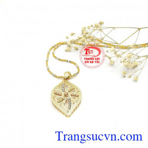 Mặt dây đặc biệt được chế tác từ vàng màu, vàng hồng và vàng trắng tạo điểm nhấn cho bộ sản phẩm