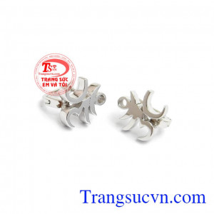 Hoa Tai Vàng Chữ OM Bình An, chữ OM là âm thanh tượng trưng cho sức mạnh của tâm thức nội tại, của Phật tính trong thế giới giả tạm, trong ảo ảnh