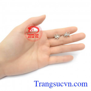 Chữ OM được sử dụng nhiều trong trang sức và trở thành một biểu tượng phật giáo linh thiêng, người đeo sẽ cảm thấy tâm hồn được thanh tịnh, vô lo và cuộc sống trở nên nhẹ nhàng, thư thái