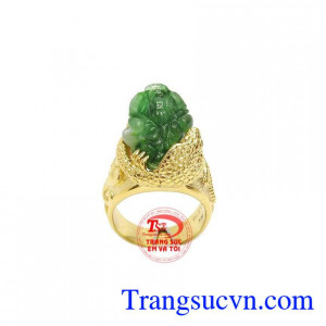 Với sản phẩm vàng được chế tác tinh tế tuổi tỵ kết hợp cùng đá cẩm thạch thiên nhiên chạm khắc hình thiềm thừ