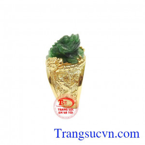 Sản phẩm chế tác từ vàng tây 14k kết hợp cùng ngọc cẩm thạch thiên nhiên chạm khắc hình thiềm thừ