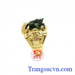 Với thiết kế thiềm thừ ở ba góc của nhẫn ôm trọn lấy thiềm thừ ngọc cẩm thạch tạo nên sự ấn tượng và đem đến nguồn năng lượng dồi dào cho người dùng.