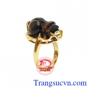 Nhẫn tỳ hưu mắt hổ may mắn được chế tác từ vàng tây 14k bền đẹp kết hợp cùng tỳ hưu đá mắt hổ thiên nhiên. 