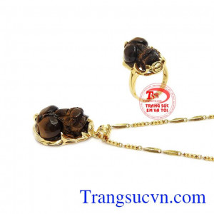 Bộ trang sức thiết kế trẻ trung, tinh tế cho bạn gái luôn tự tin và gặp may mắn.