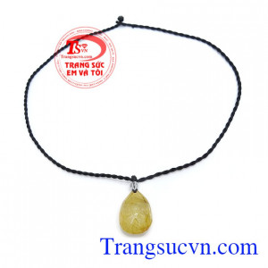 Trong phong thủy, thạch anh tóc vàng tượng trưng cho màu của nắng