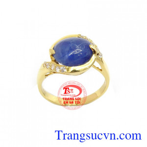 Nhẫn Nữ Sapphire Hưng Thịnh với đá Sapphire thiên nhiên tượng trưng cho sự giàu sang, thịnh vượng, quyền lực lãnh đạo, sự sáng suốt và sức mạnh nội tâm
