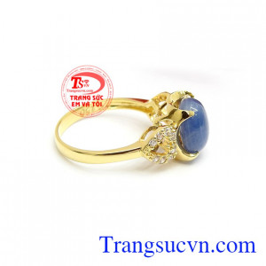 Sapphire thiên nhiên tượng trưng cho sự giàu sang, thịnh vượng, quyền lực lãnh đạo, sự sáng suốt và sức mạnh nội tâm, được nhiều người lựa chọn như là lá bùa hộ mệnh cho bản thân