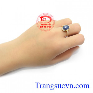 Nhẫn nữ đá quý Sapphire thiên nhiên được nhiều người lựa chọn đeo bên mình như lá bùa hộ mệnh cho bản thân