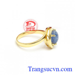 Nhẫn nữ vàng Sapphire đeo bên người sẽ tạo ra nguồn năng lượng tốt mang lại may mắn và bình an