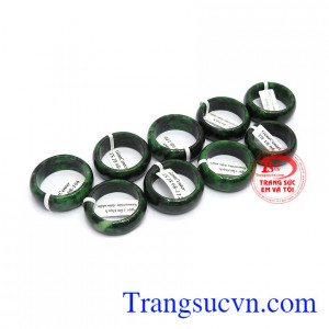 Ngọc cẩm thạch mang đến sự may mắn và tài lộc cho người dùng