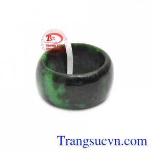 Nhẫn cẩm thạch thiên nhiên bình an được chạm khắc kiểu lá hẹ sang trọng