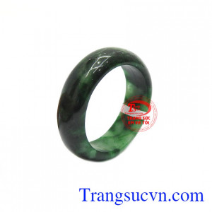 Nhẫn cẩm thạch thiên nhiên tài trí được chế tác kiểu bản hẹ, sang trọng và dễ dàng sử dụng.