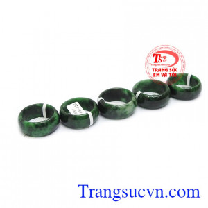 Chính nguồn năng lượng ngọc cẩm thạch thiên tạo ra giúp người dùng tập trung trí tuệ, tinh thần minh mẫn, mang đến dự lạc quan và may mắn, thành công trong công việc.