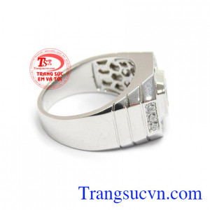 Nhẫn nam vàng trắng là dòng sản phẩm cao cấp được nhiều người ưa chuộng bởi phong cách độc đáo và mới lạ trong từng đường nét sản phẩm