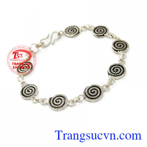 Lắc bạc xinh xắn là món quà ý nghĩa dành tặng sinh nhật