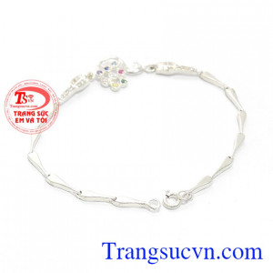 Lắc tay bạc con công ngũ sắc là sản phẩm lắc tay bạc đẹp được chế tác tỉ mỉ, xinh xắn