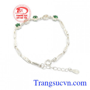 Lắc bạc trái tim là món quà ý nghĩa dành tặng bạc gái trong các dịp lễ