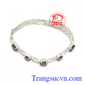 Lắc bạc đá quý garnet là sản phẩm đẹp