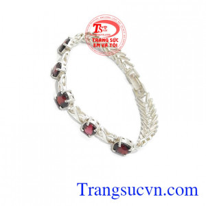 Lắc bạc đá quý garnet là sản phẩm đẹp được chế tác tinh tế, tỉ mỉ