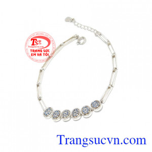 Lắc bạc thời trang được phái đẹp ưa chuộng