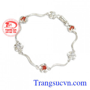 Lắc bạc hoa xinh xắn là sản phẩm bạc 925