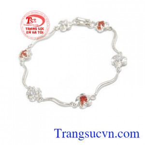 Lắc bạc hoa xinh xắn là sản phẩm bạc 925, được thiết kế nhẹ nhàng xinh xắn