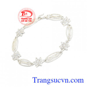 Lắc bạc nữ kiểu dáng mới là sản phẩm lắc bạc được nhiều bạn nữ ưa thích