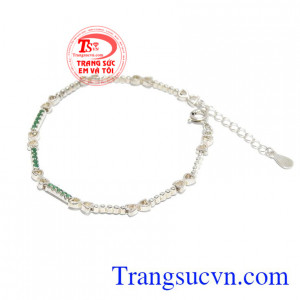Lắc tay nơ dễ thương được chế tác tinh tế, nhẹ nhàng nổi bật với hàng đá xanh lá xinh xắn