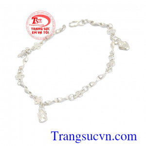Lắc tay bạc cá tính được chế tác tỉ mí, là món quà ý nghĩa dành tặng bạn gái