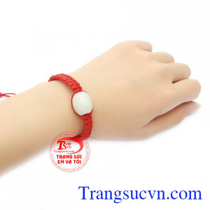 Sản phẩm kết hợp với ngọc cẩm thạch thiên nhiên mang ý nghĩa may mắn và bình an cho người sử dụng.