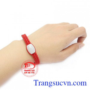 Ngọc cẩm thạch được chế tác hình lu thống mang ý nghĩa của sự may mắn, tài lộc.