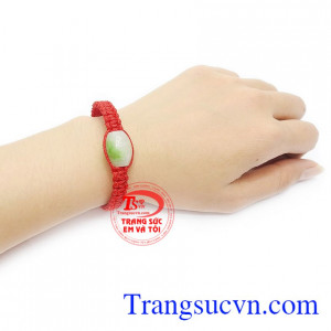 Từ lâu, ngọc cẩm thạch được biết là loại ngọc quý, thường được các vua chúa sử dụng.