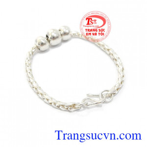 Lắc bạc tặng bé