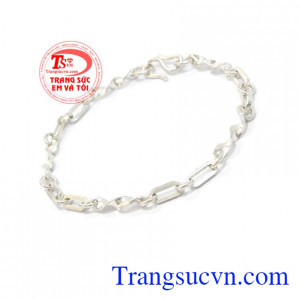 Món quà ý nghĩa dành tặng bé trong các dịp đầy tháng, đầy năm