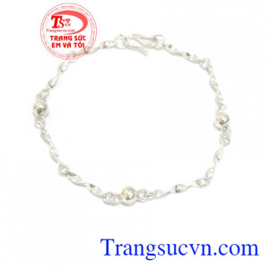 Lắc bạc đẹp xinh xắn là món quà ý nghĩa dành tặng bạn nữ