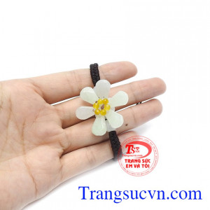 Những cánh hoa được chạm khắc từ ngọc cẩm thạch được kết lại với nhau thành bông hoa rực rỡ. 