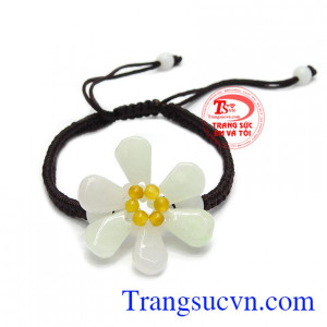 Dây tết ngọc cẩm thạch đáng yêu là một sản phẩm thủ công.