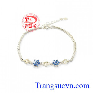 Lắc Bạc Nữ Xinh Xắn phù hợp phong cách trẻ trung cá tính và dịu dàng của phái đẹp, lắc tay bạc xinh xắn là món quà tuyệt vời dành tặng người yêu thương