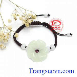 Ngọc cẩm thạch mang đến sự bình an và may mắn cho người sử dụng.