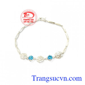 Lắc Tay Bạc Nữ Thời Trang chế tác tinh xảo, kiểu dáng độc đáo, mang lại sự sang trọng, quý phái và phong cách