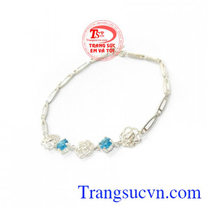 Lắc bạc tay phù hợp nhiều phong cách thời trang khác nhau, tôn lên nét cá tinh và phong cách